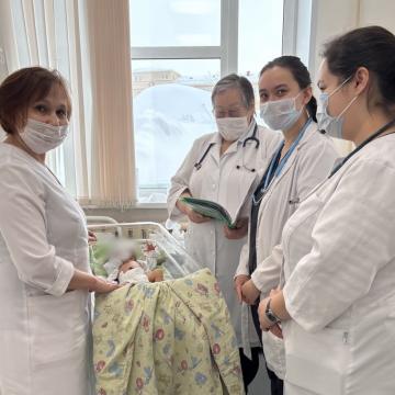 Будущие неонатологи проходят обучение под руководством опытных наставников