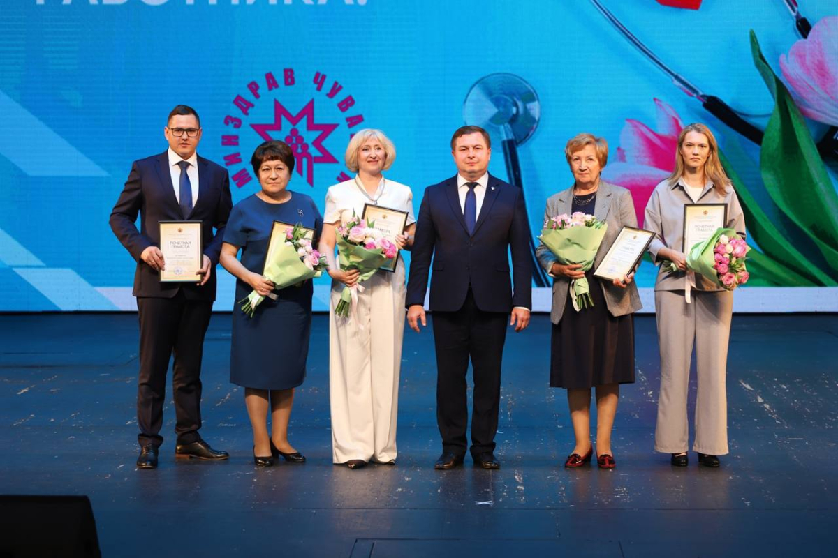 Поздравляем сотрудников Института усовершенствования врачей с заслуженными наградами!