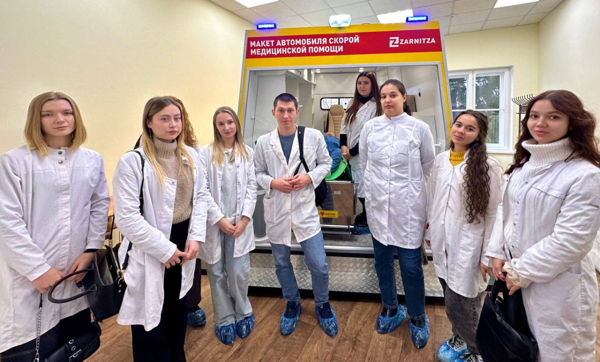 Студенты медицинского факультета Чувашского государственного университета имени И.Н. Ульянова на экскурсии в Институте усовершенствования врачей