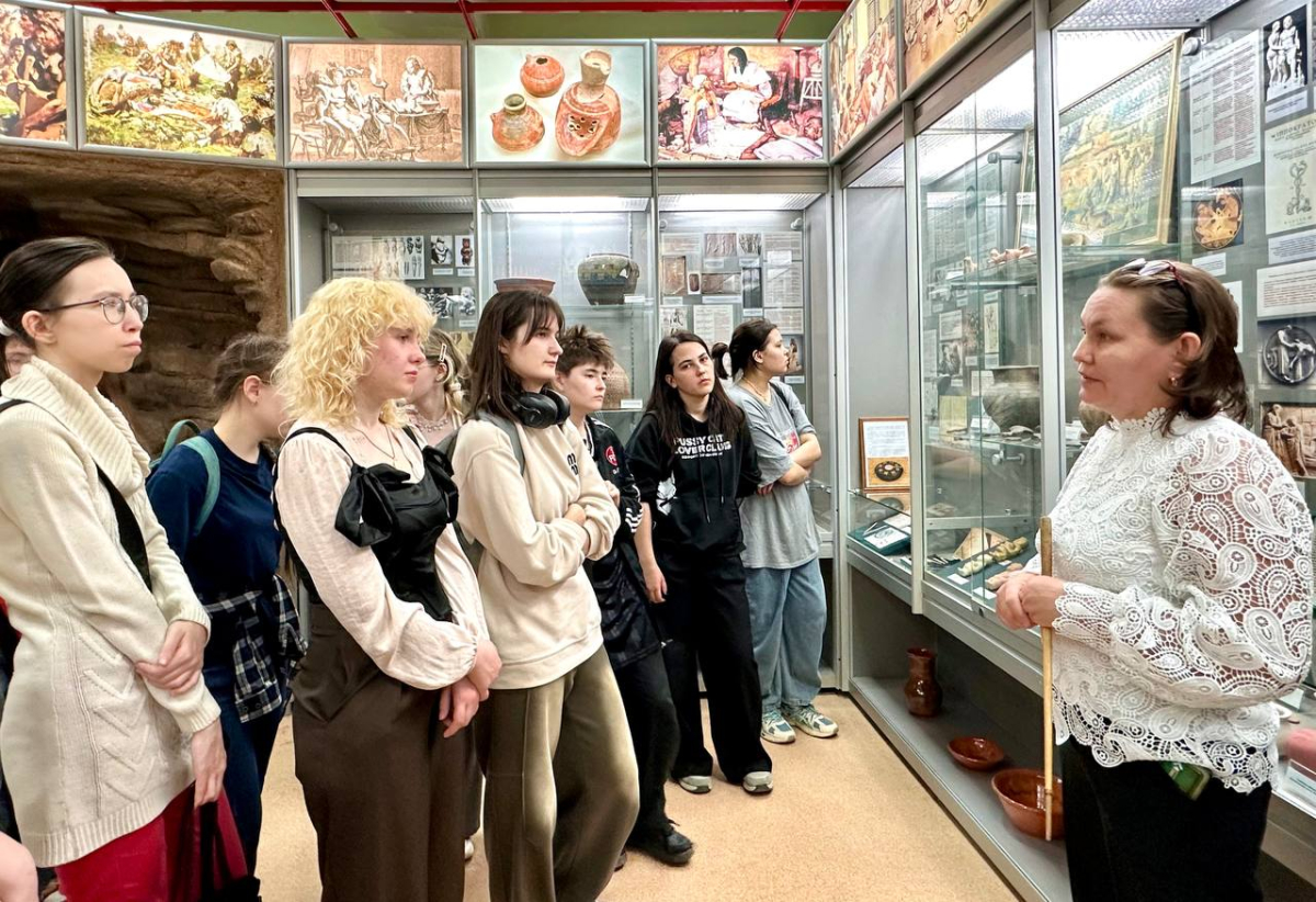 Институт усовершенствования врачей посетили студенты Чебоксарского художественного училища