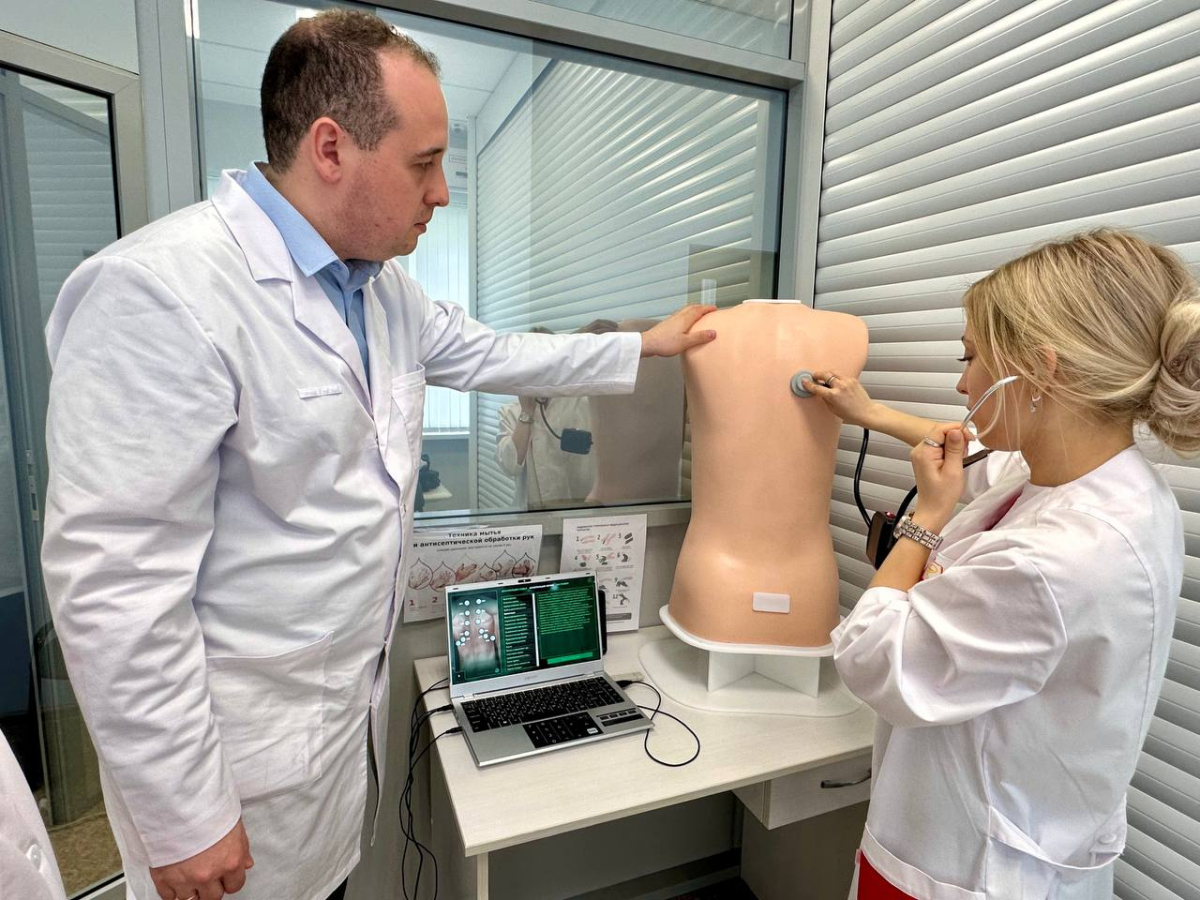 Ординаторы Института усовершенствования врачей отрабатывают практические навыки на современном симуляционном оборудовании