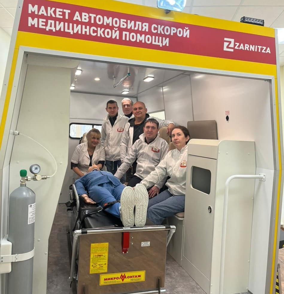 В симуляционно-аккредитационном центре Института появился новый тренажер- макет автомобиля скорой медицинской помощи