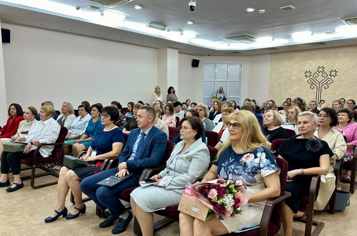 Ректор Института Евгения Гурьянова приняла участие в торжественном мероприятии, посвященном 90-летнему юбилею Республиканского кожно-венерологического диспансера