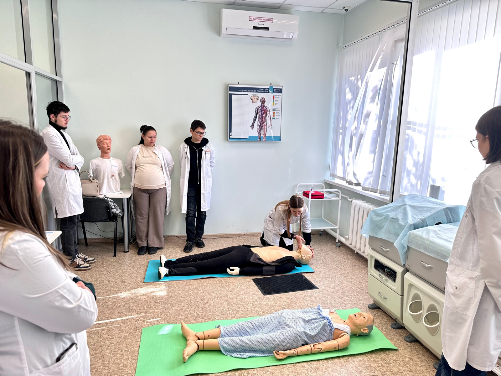 Ординаторы института проходят симуляционный курс "Базовые навыки" под руководством опытных наставников