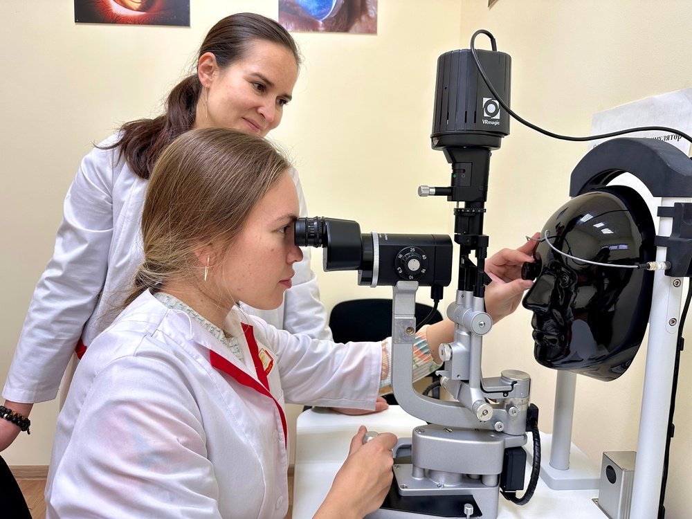 Ординаторы Института усовершенствования врачей отрабатывают практические навыки с помощью уникального симуляционного оборудования