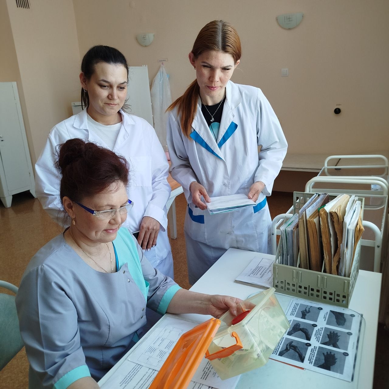 Медицинская сестра с 41 летним стажем работы делится профессиональным опытом с молодыми коллегами