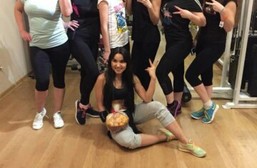 Сотрудники проводят зарядку на рабочем месте