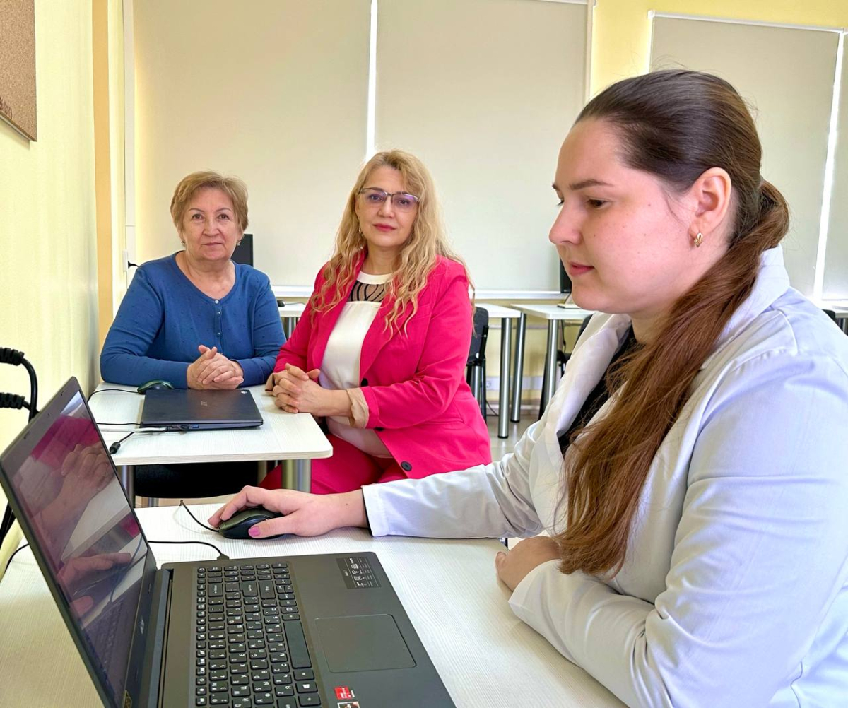 Ординатор-оториноларинголог Эльвира Иванова успешно прошла аттестацию для работы врачом-стажером