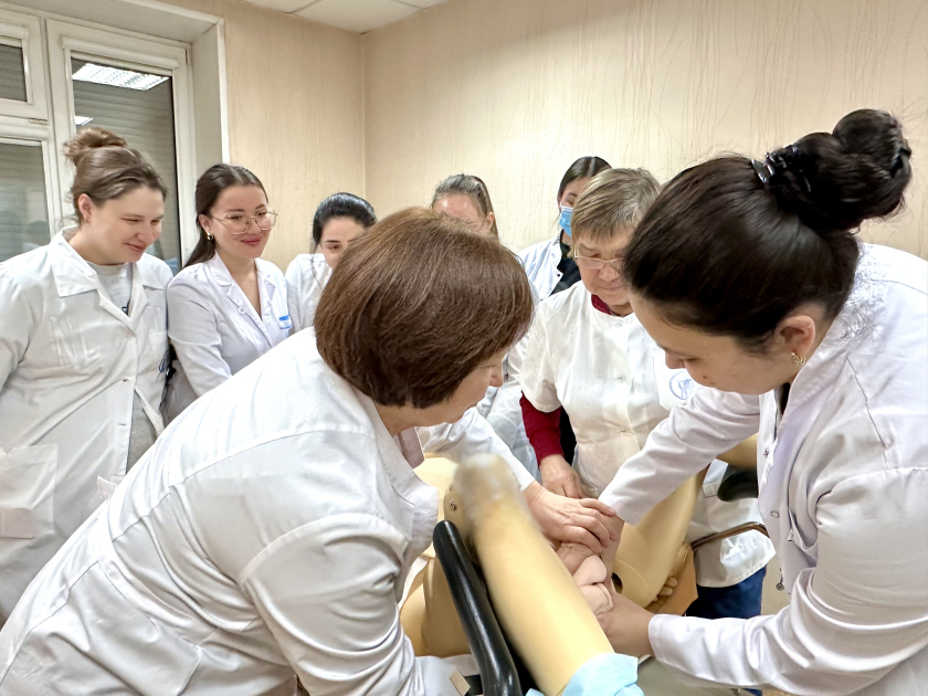 Ординаторы Института усовершенствования врачей оттачивают профессиональные навыки с использованием симуляционного оборудования