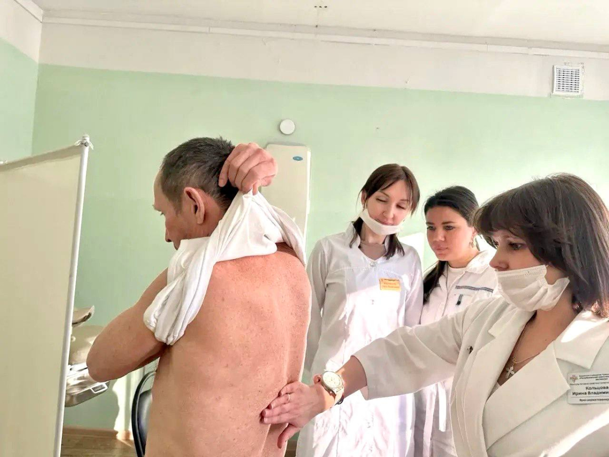 Продолжаются практические занятия для ординаторов института