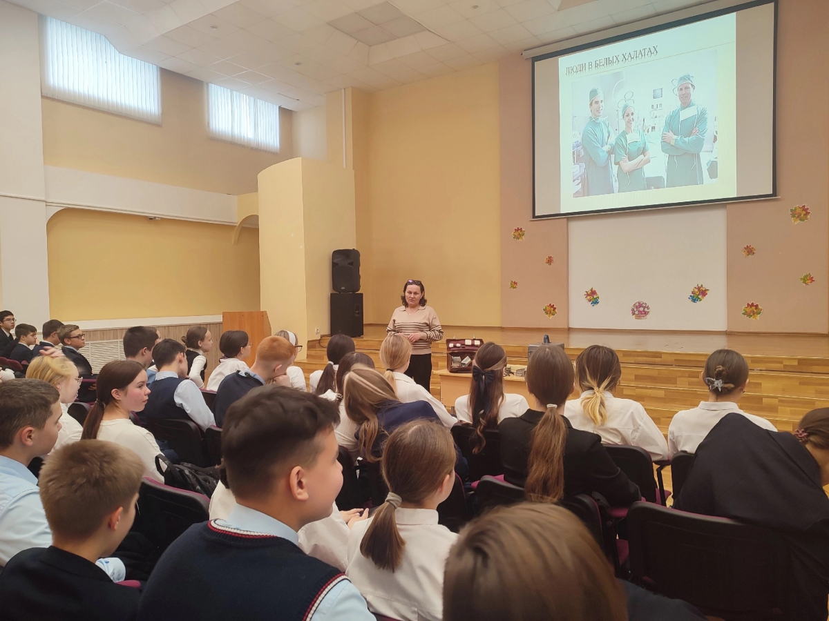 Сотрудники Музея истории медицины осуществляют выезды в образовательные учреждения республики с лекциями в рамках проекта "Люди в белых халатах"