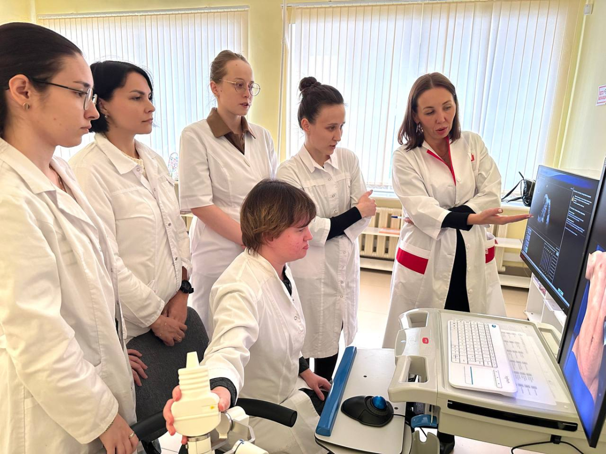 Ординаторы Института отрабатывают практические навыки в виртуальной реальности с помощью симуляционной системы обучения