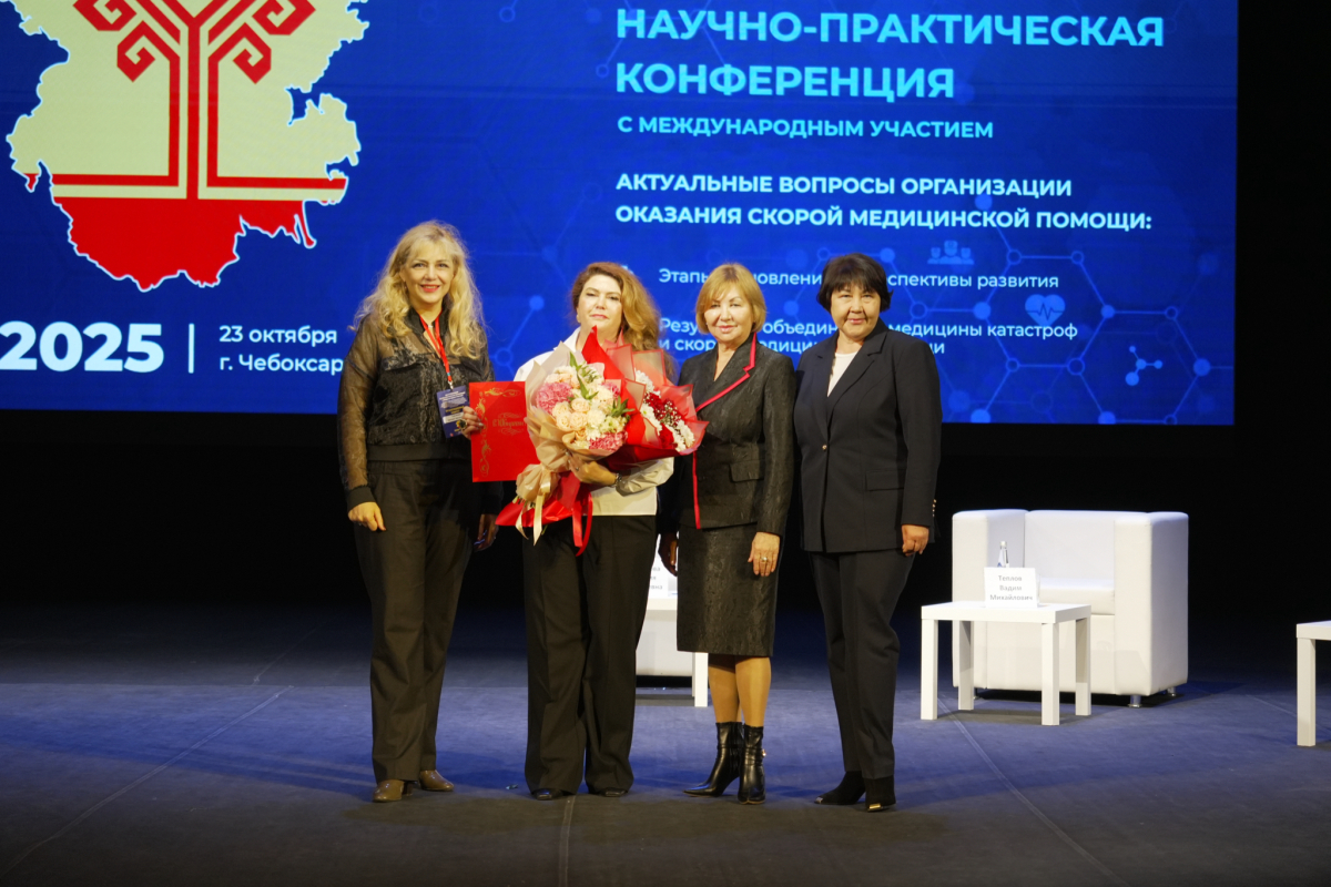 Ректор института Евгения Гурьянова приняла участие в торжественном мероприятии, посвященном 25-летию со дня основания Республиканского центра медицины катастроф и скорой медицинской помощи