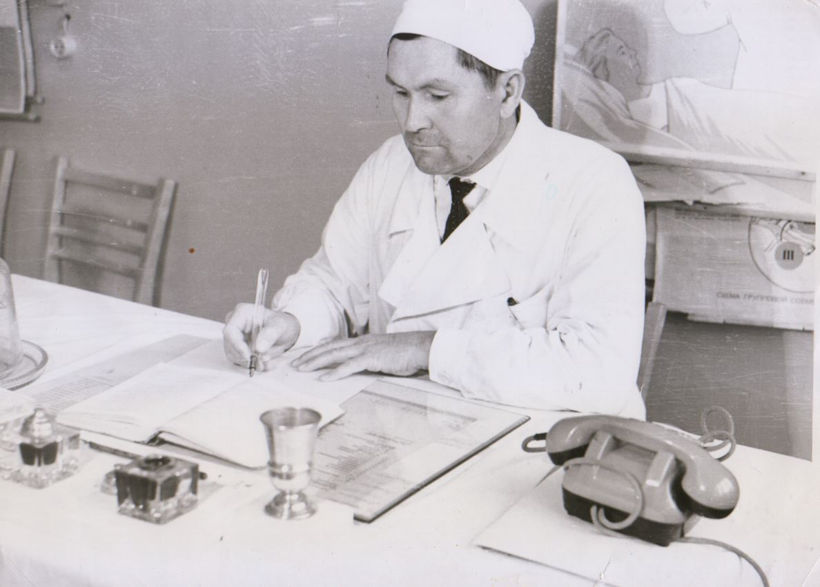 В музей истории медицины имени Г.А. Алексеева поступили личные вещи бывшего главного врача республиканской станции переливания крови Ф.М. Николаева