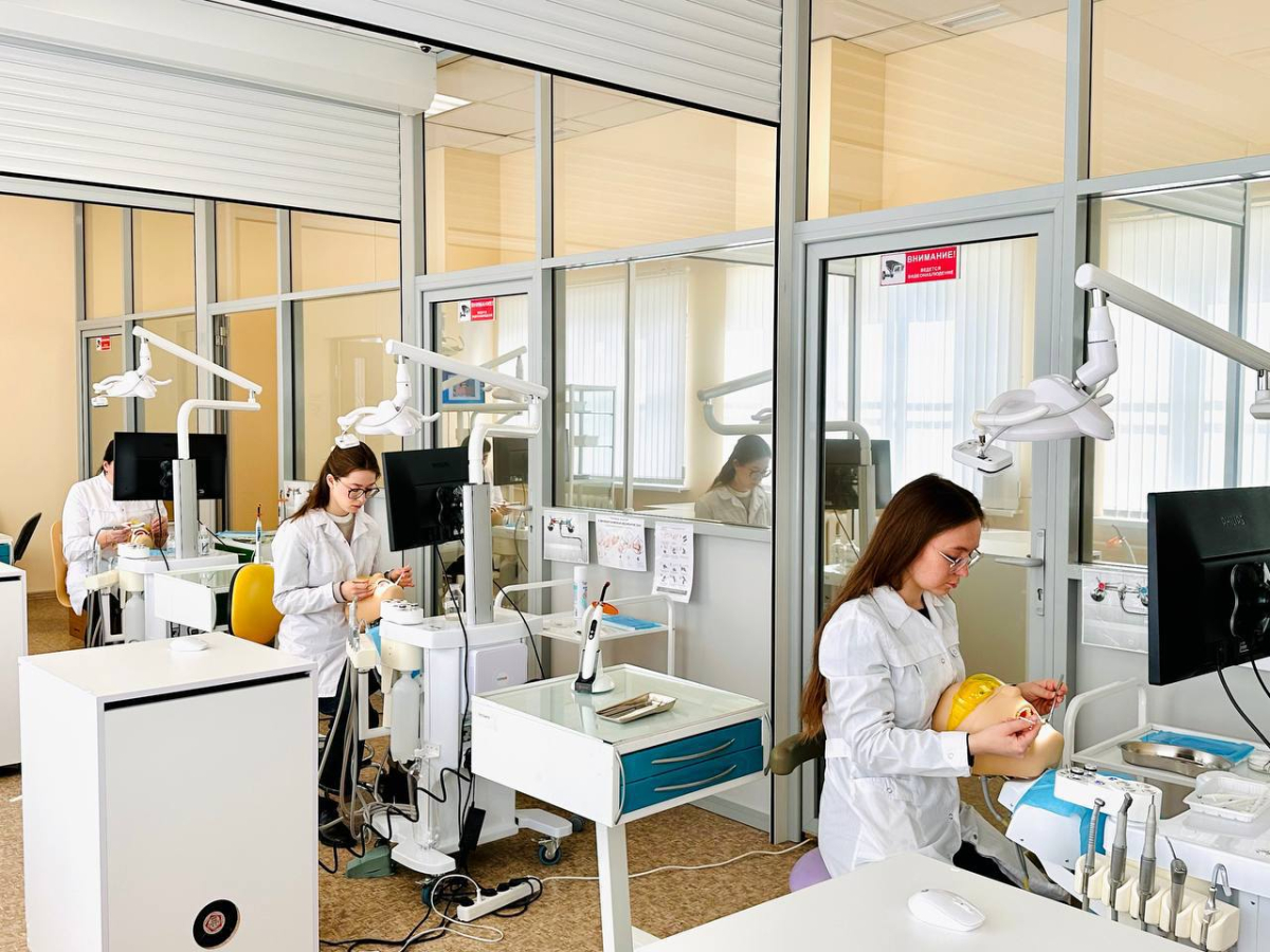 Молодые стоматологи оттачивают навыки в симуляционном центре