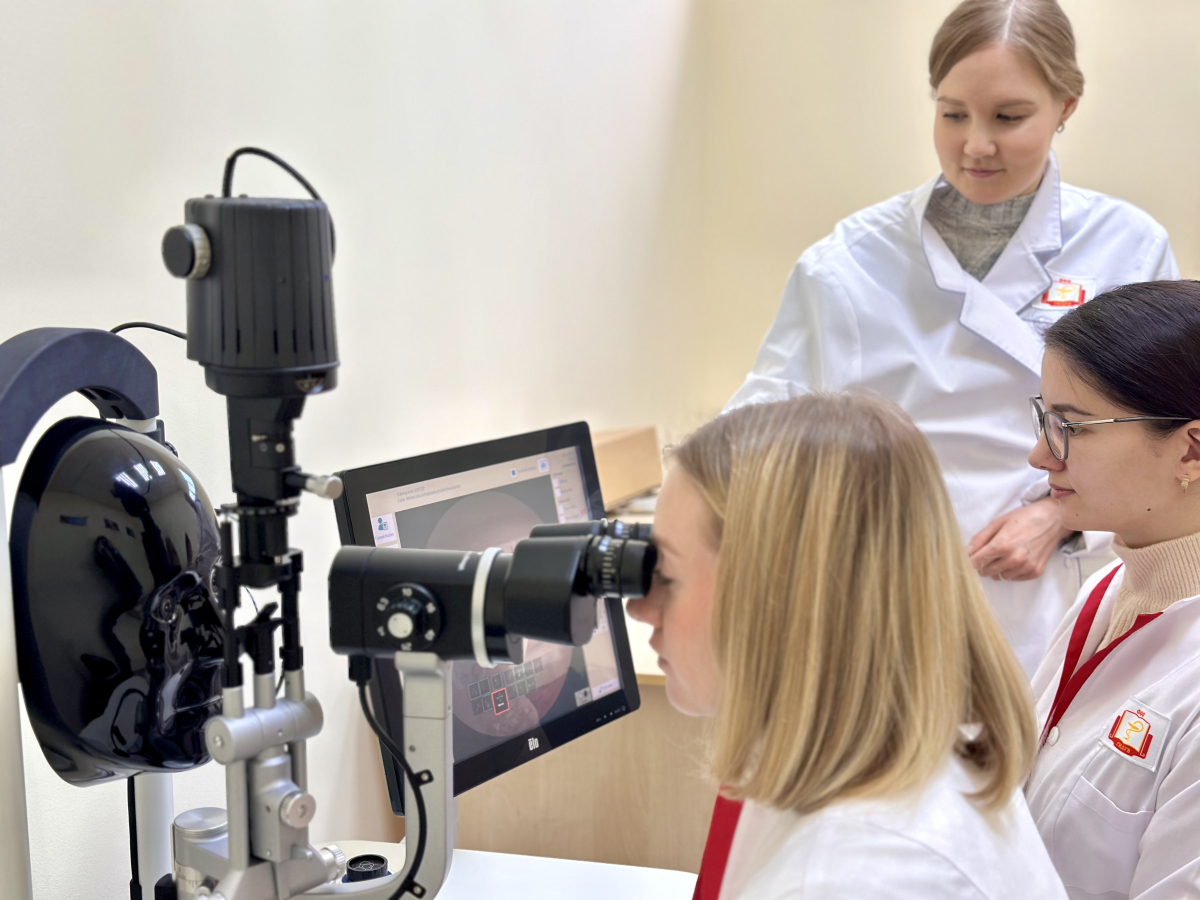Ординаторы-офтальмологи отрабатывают навыки на уникальном симуляционном оборудовании