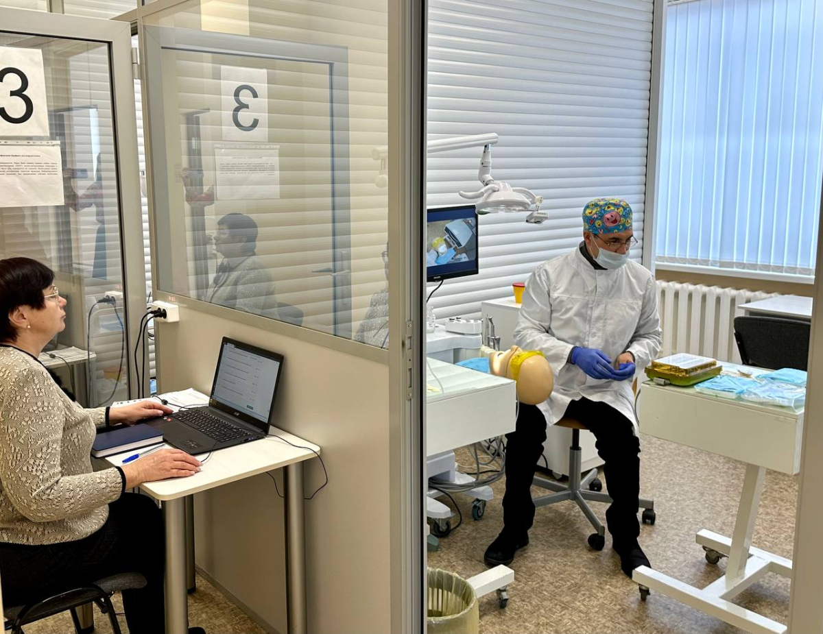 Врачи-стоматологи успешно прошли 2 этап первичной специализированной аккредитации