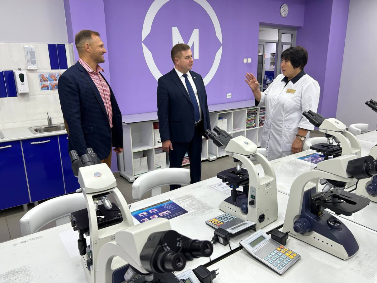 Вице-премьер Владимир Степанов ознакомил подопечного в проекте Главы Чувашии Олега Николаева «Время СВОих» с работой Чебоксарского медицинского колледжа