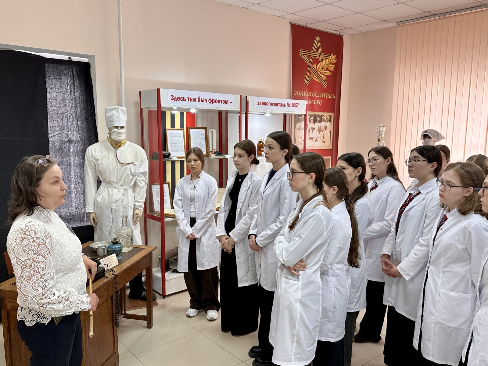 В рамках "Дня профориентации для учащихся в медицинских классах» институт посетили ученики 10 класса СОШ №31 им. С.Н. Федорова