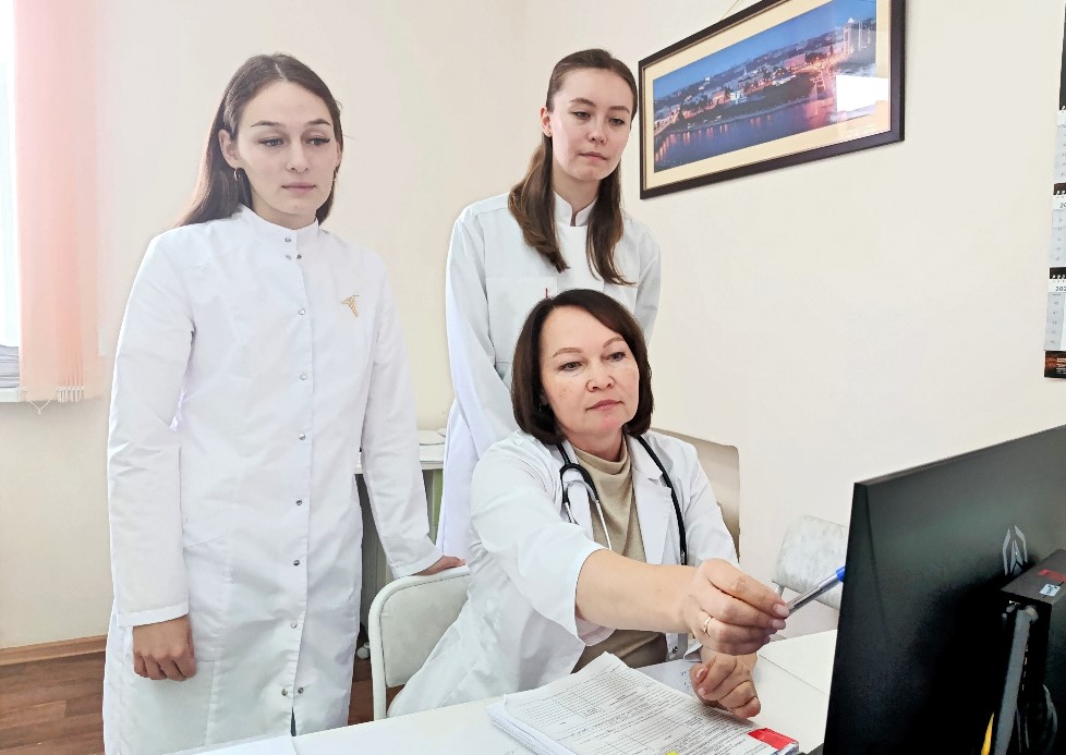 Опытный наставник Центральной городской больницы взяла под крыло двух молодых терапевтов