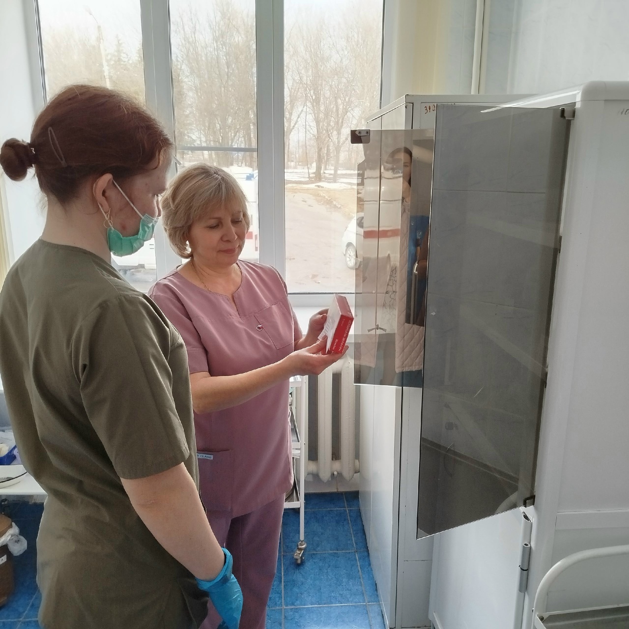 Медицинская сестра-анестезист с 36 летним стажем работы помогает будущей медицинской сестре познакомиться с тонкостями будущей профессии Медицинская сестра-анестезист с 36 летним стажем работы помогает будущей медицинской сестре познакомиться с тонкостями будущей профессии