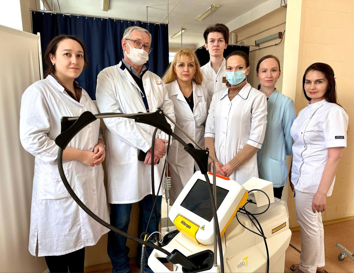 Слушатели курса профессиональной переподготовки "Физическая и реабилитационная медицина" повышают квалификацию с применением высокоинтенсивного лазерного оборудования