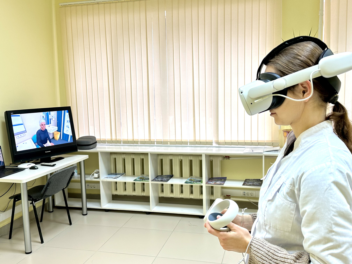 Ординаторы Института усовершенствования врачей продолжают отрабатывать практические навыки в виртуальной реальности