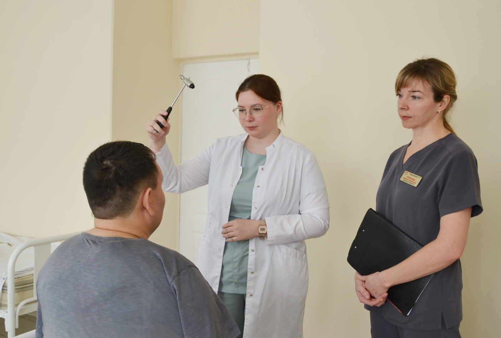 Врач-стажер Городской клинической больницы №1 успешно осваивает профессию при поддержке наставника