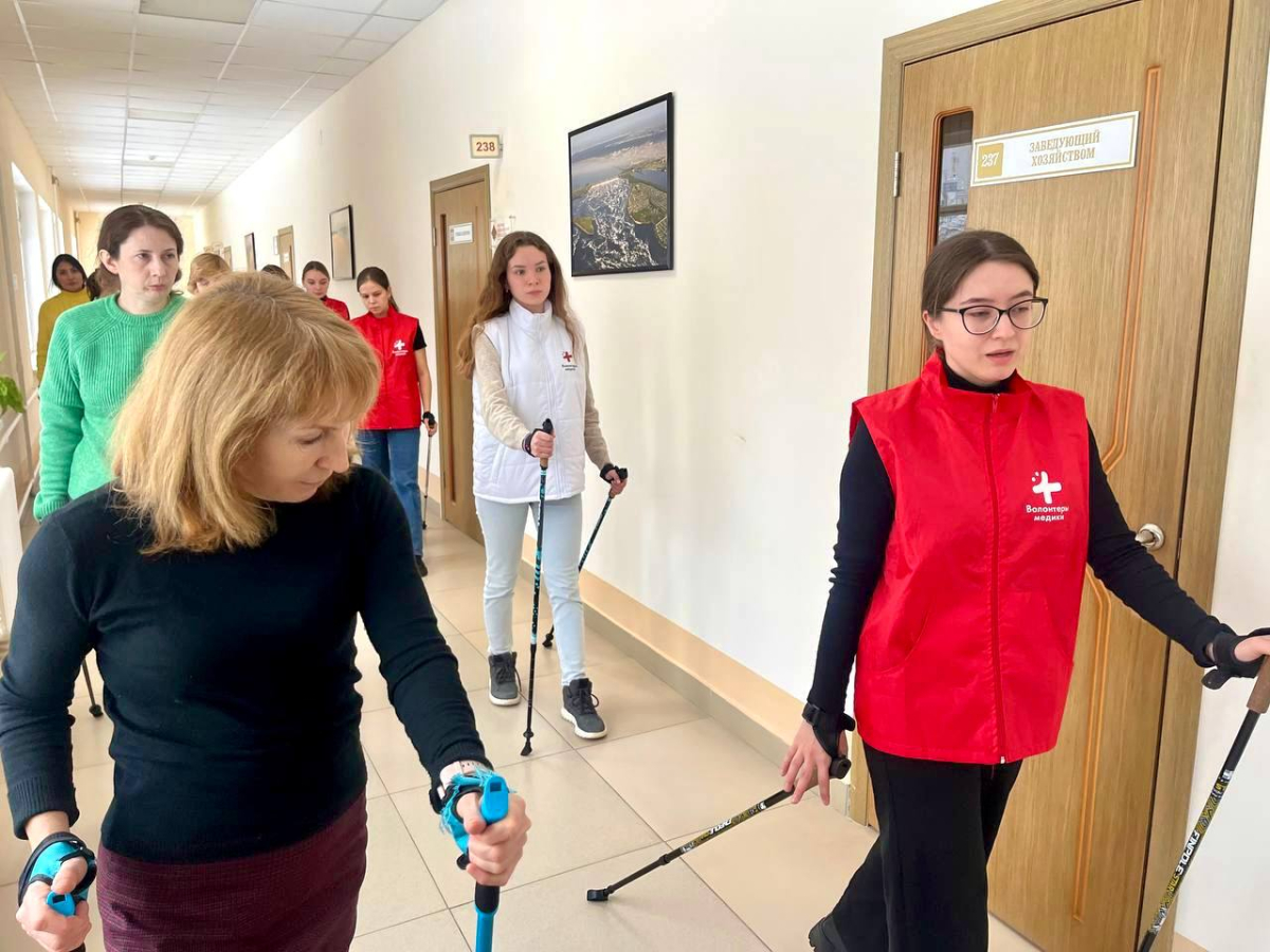 Мастер-класс по скандинавской ходьбе в рамках корпоративной программы укрепления здоровья сотрудников Института