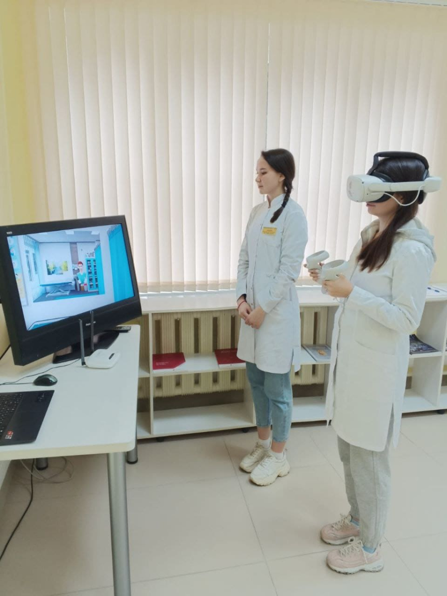 Ординаторы Института отрабатывают практические навыки в виртуальной реальности с использованием симуляционной системы обучения