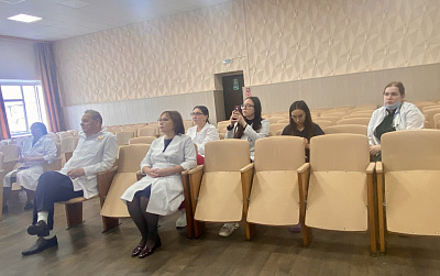 Ординаторы института обсуждают реальные клинические случаи под руководством опытных наставников