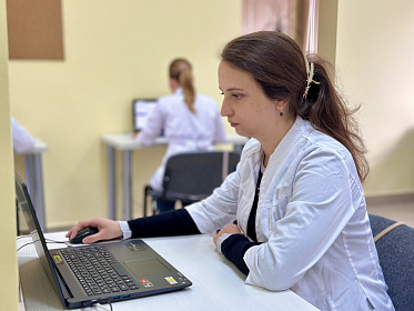 Ординаторы - офтальмологи успешно прошли аттестацию и получили статус врача-стажера