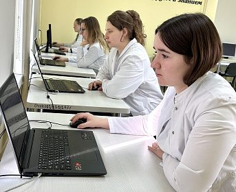 Ординаторы Института усовершенствования врачей оттачивают профессиональные навыки с использованием симуляционного оборудования
