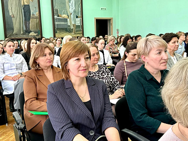 В рамках "Дня карьеры" главный врач Яльчикской ЦРБ Алина Васильева провела встречи с будущими специалистами